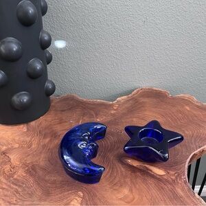 ✨SOLD✨

Vintage rare cobalt blue celestial trinket dish and tea light holder 🌜⭐️